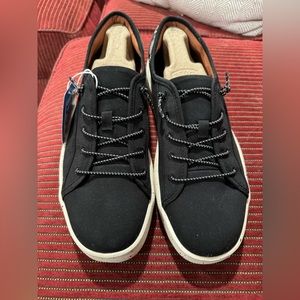 Men’s hey dudes size 11